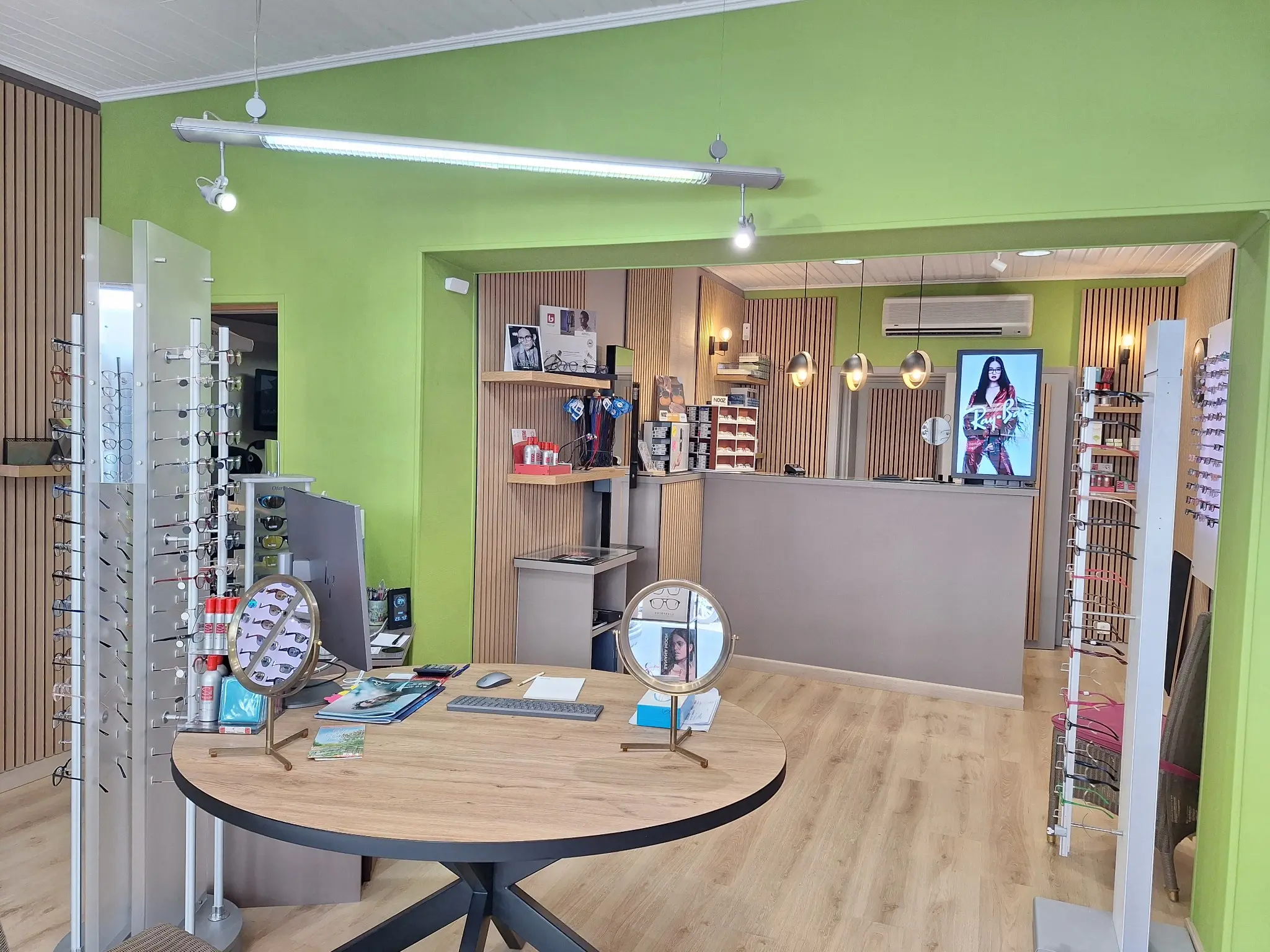 Espace de conseil et présentoirs de lunettes chez Optique P. Lebon à Rixensart