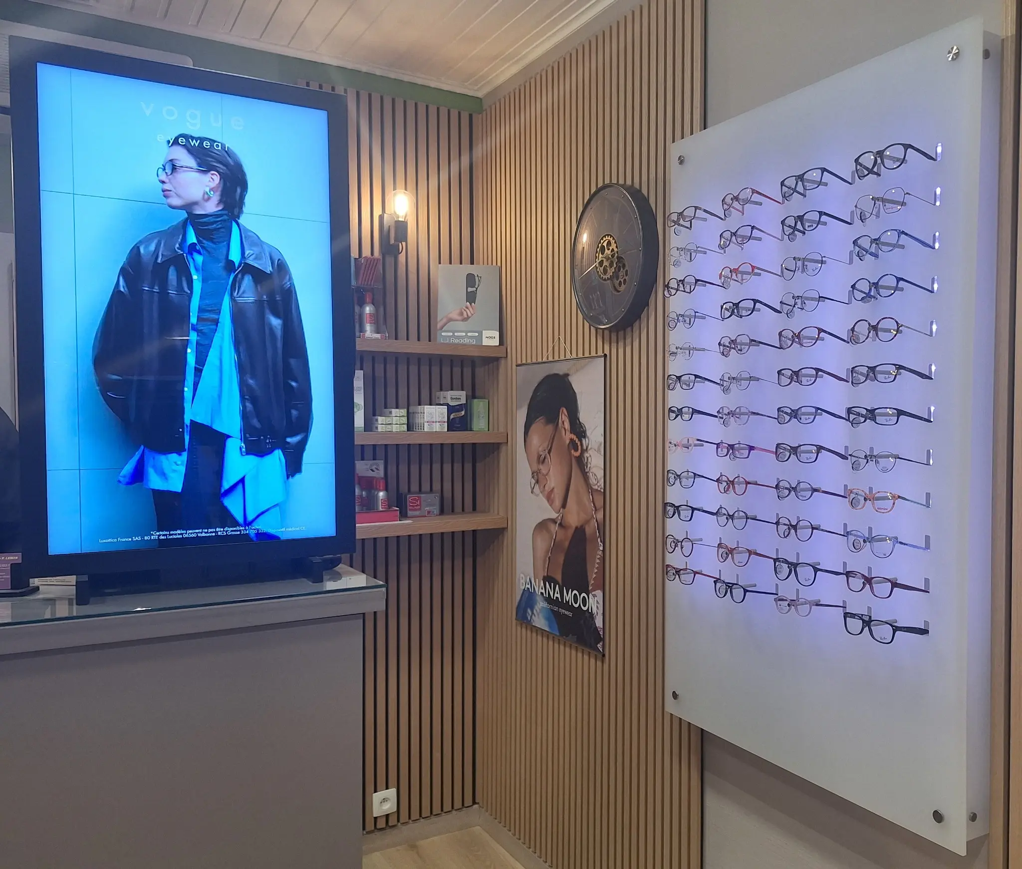Présentoir de lunettes et espace de style chez Optique P. Lebon à Rixensart
