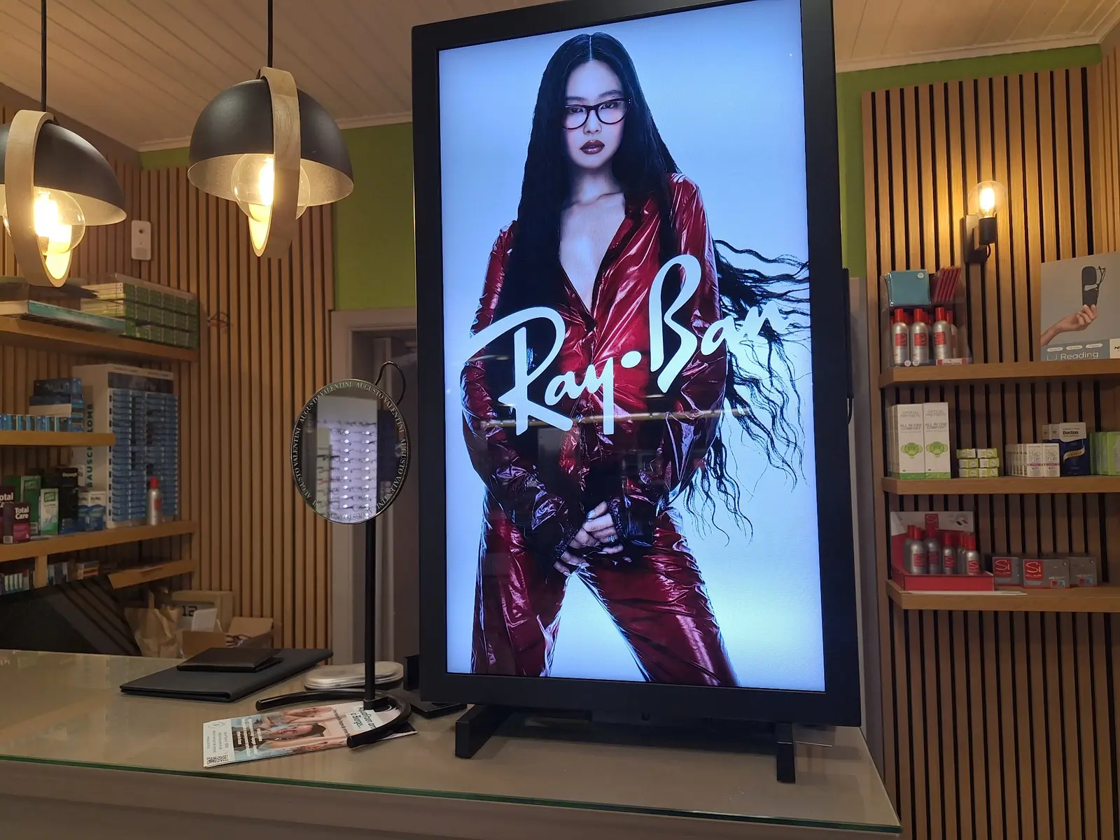 Ambiance intérieure de la boutique Optique P. Lebon à Rixensart
