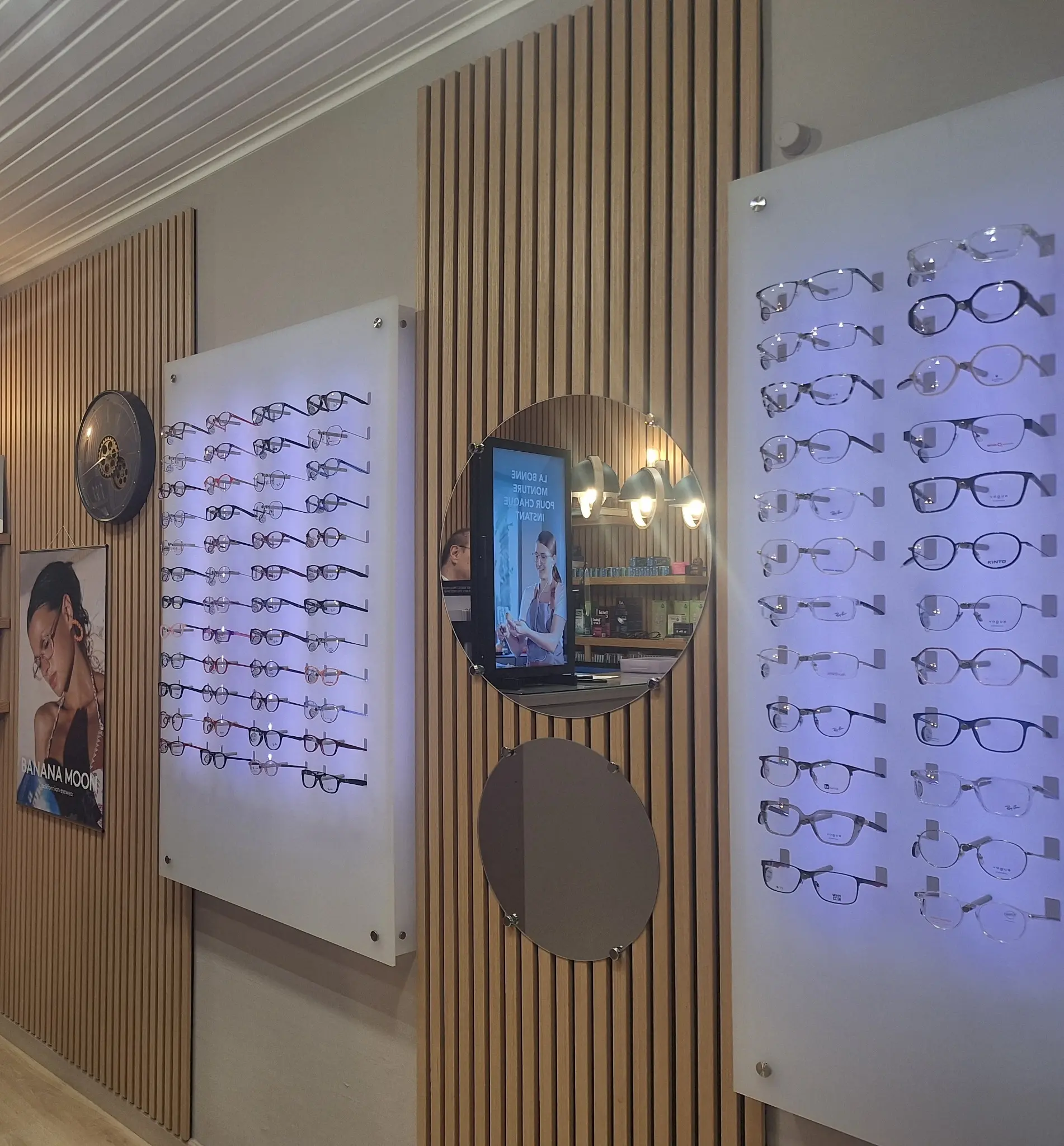 Présentoirs de lunettes et miroirs dans la boutique Optique P. Lebon à Rixensart