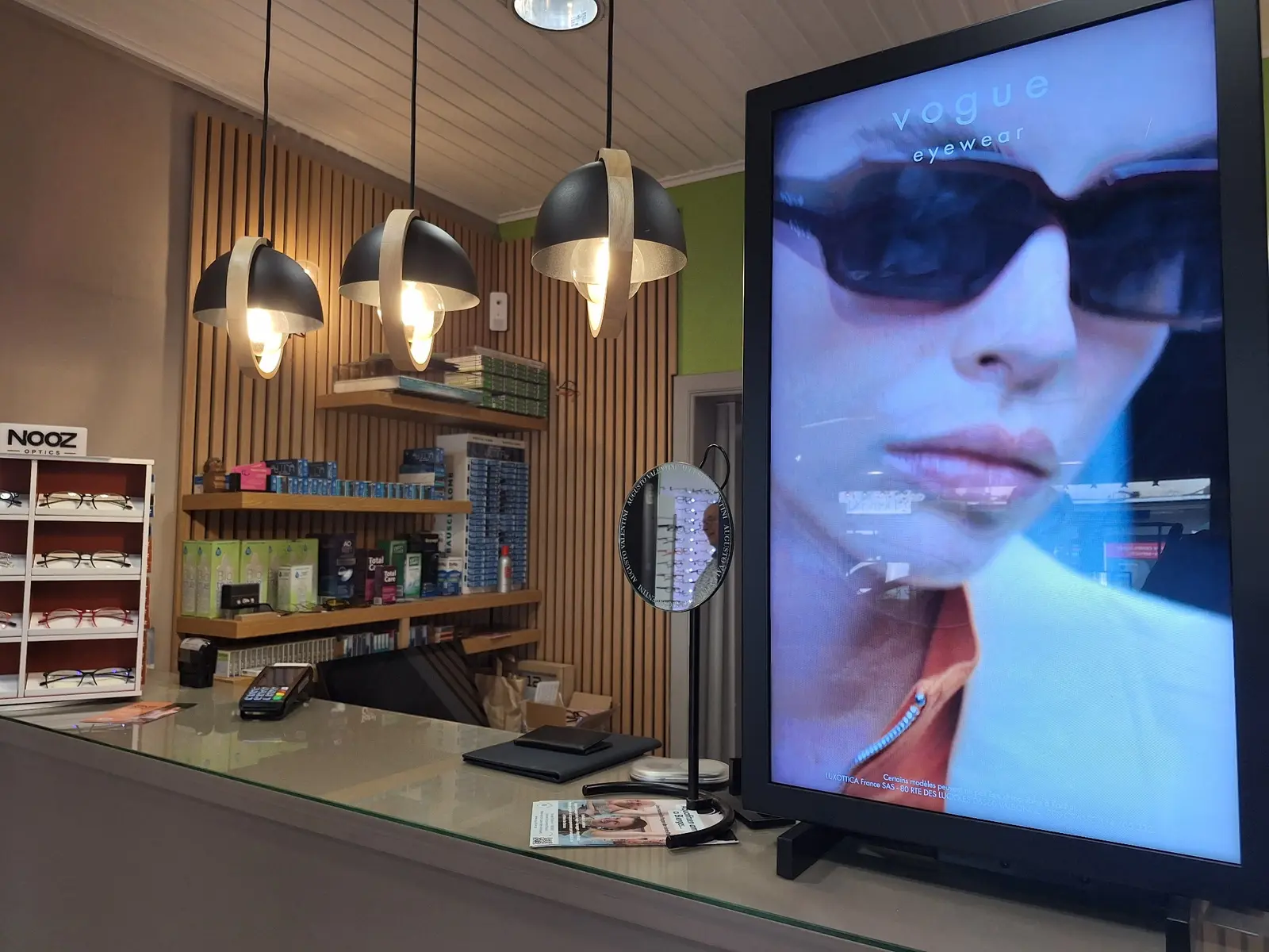Présentoir de lunettes dans la boutique Optique P. Lebon à Rixensart